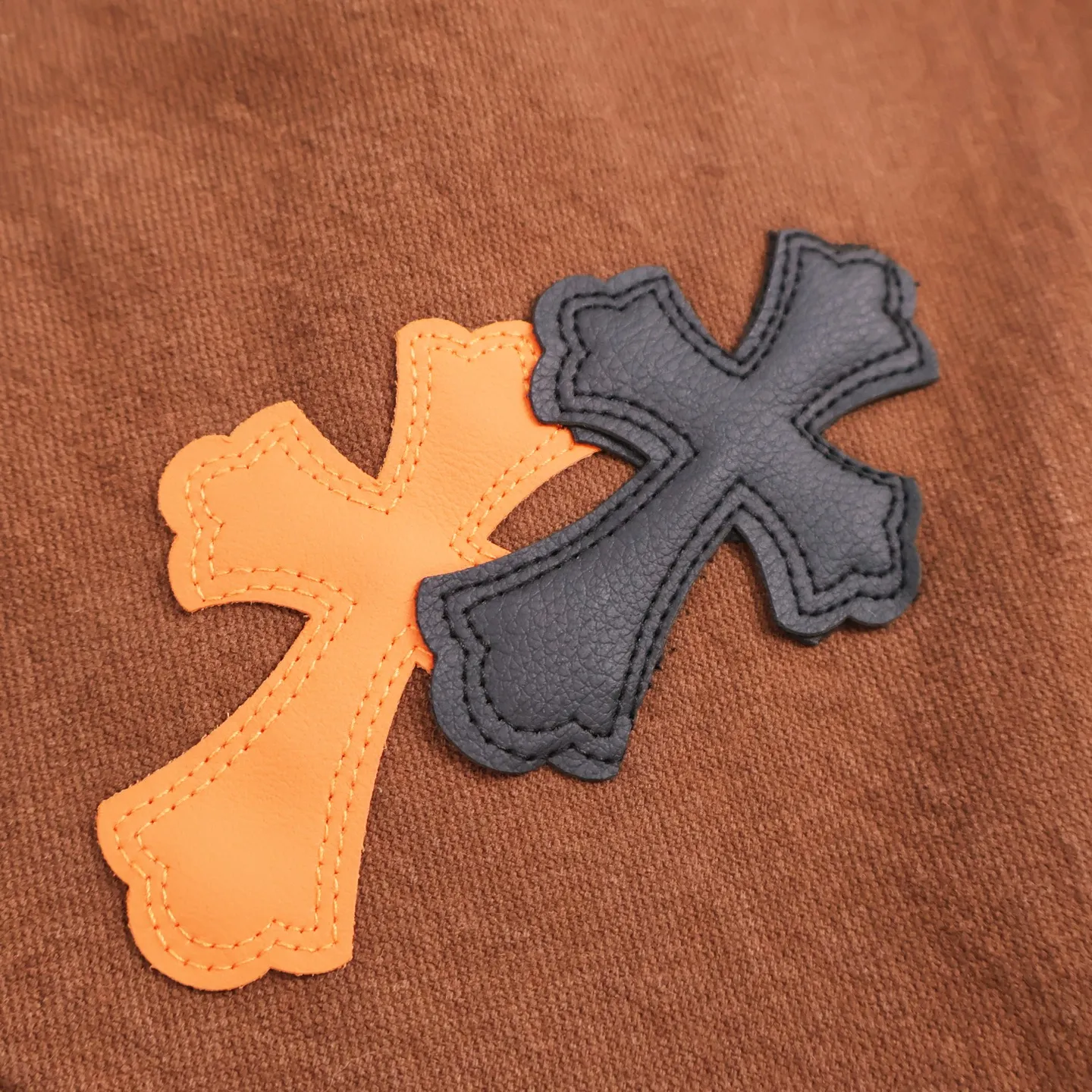 🅿️760 [Exclusive supply] CH Crow Heart Work Jeans are made of twill high-ounce washed denim fabric, exclusive CH-specific logging overalls style (non-Levis Vintage) custom-woven and dyed fabric, and the two-color cross is cowhide + sheepskin (all leather imported from Italy is custom-dyed separately, with consistent texture and no color difference). The stitch length, thread color, and wiring of the car are exactly the same. The inner lining is jacquard, with embroidery on the waist, 925 silver hardware, and heavy-duty washing and manual polishing. Size:30-32-34-36